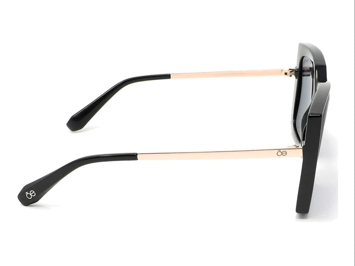Lentes de sol Cloe para mujer con montura cuadrada negra brillante y varillas metálicas doradas.