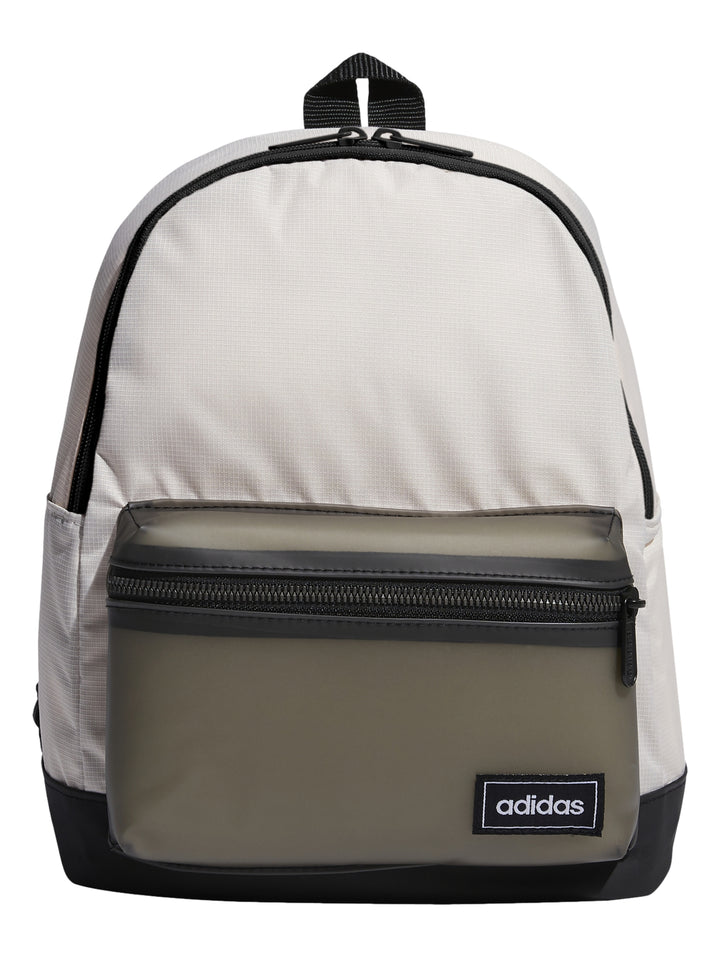 Mochila Adidas color gris claro con bolsillo frontal verde oliva y base negra.