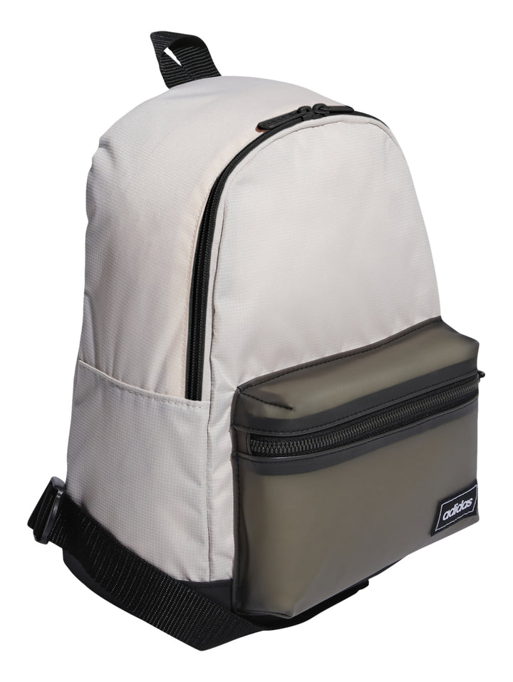 Mochila Adidas color gris claro con bolsillo frontal verde oliva y base negra.