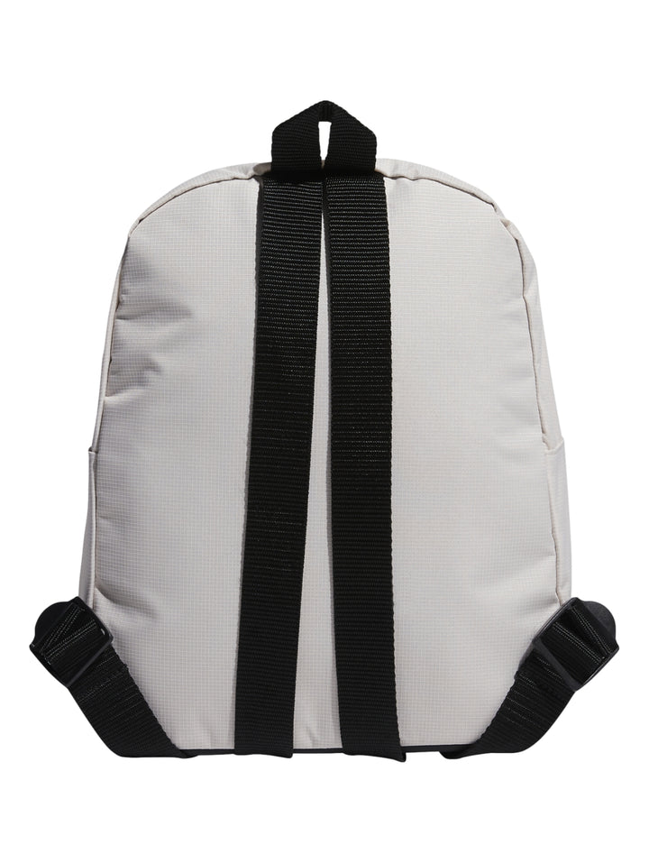 Mochila Adidas color gris claro con bolsillo frontal verde oliva y base negra.