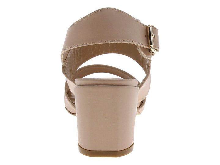 Sandalia de tacón cuadrado color rosa con correa ajustable y hebilla dorada para mujer.