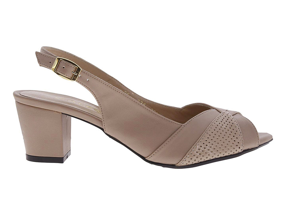 Sandalia de tacón color beige en piel con detalle perforado y correa al tobillo.