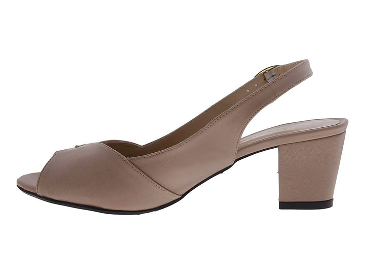 Sandalia de tacón color beige en piel con detalle perforado y correa al tobillo.