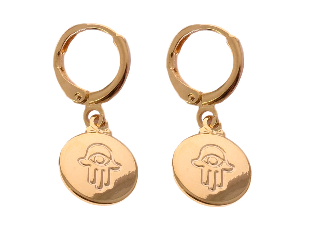 Par de aretes dorados de aro con dije circular con el símbolo de la mano de Fátima.