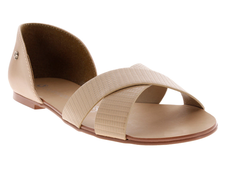 Sandalia casual color beige con tiras cruzadas y tacón bajo.