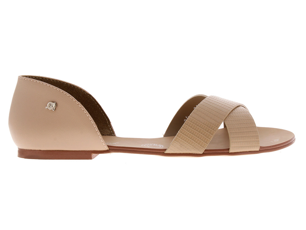 Sandalia casual color beige con tiras cruzadas y tacón bajo.