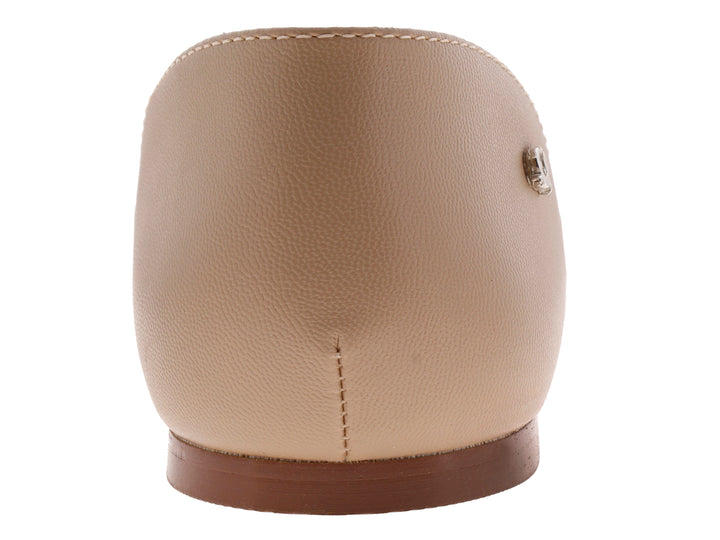 Sandalia casual color beige con tiras cruzadas y tacón bajo.