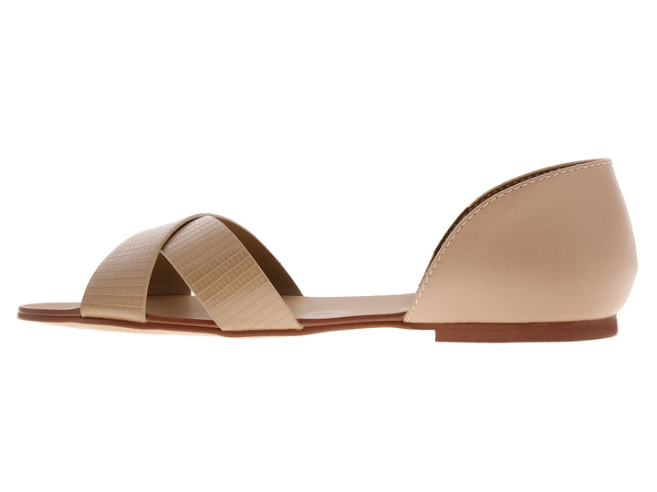 Sandalia casual color beige con tiras cruzadas y tacón bajo.