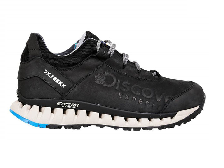 Zapato deportivo Discovery de color negro con suela blanca y detalles en azul, estilo trekking.