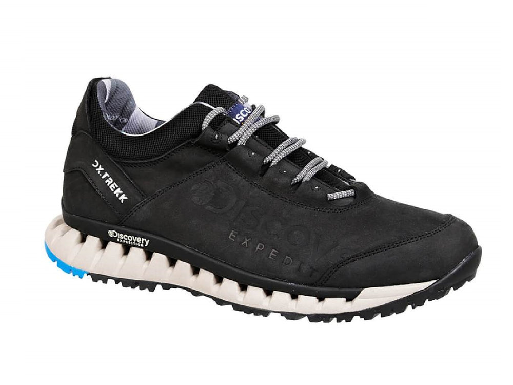 Zapato deportivo Discovery de color negro con suela blanca y detalles en azul, estilo trekking.
