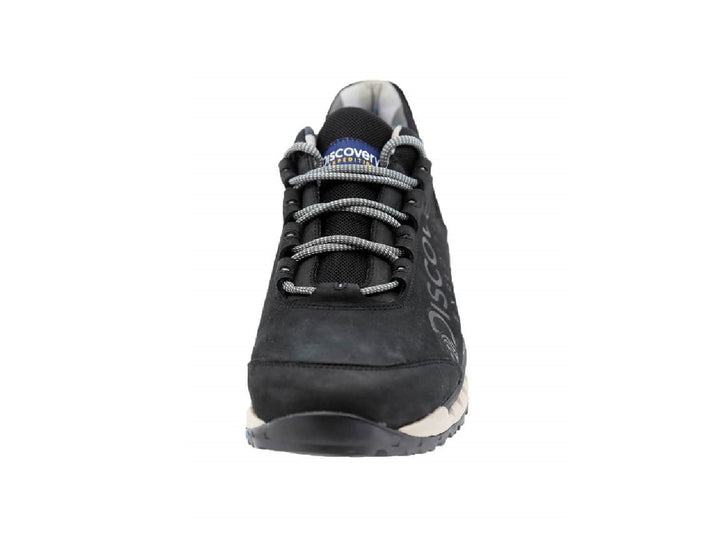 Zapato deportivo Discovery de color negro con suela blanca y detalles en azul, estilo trekking.