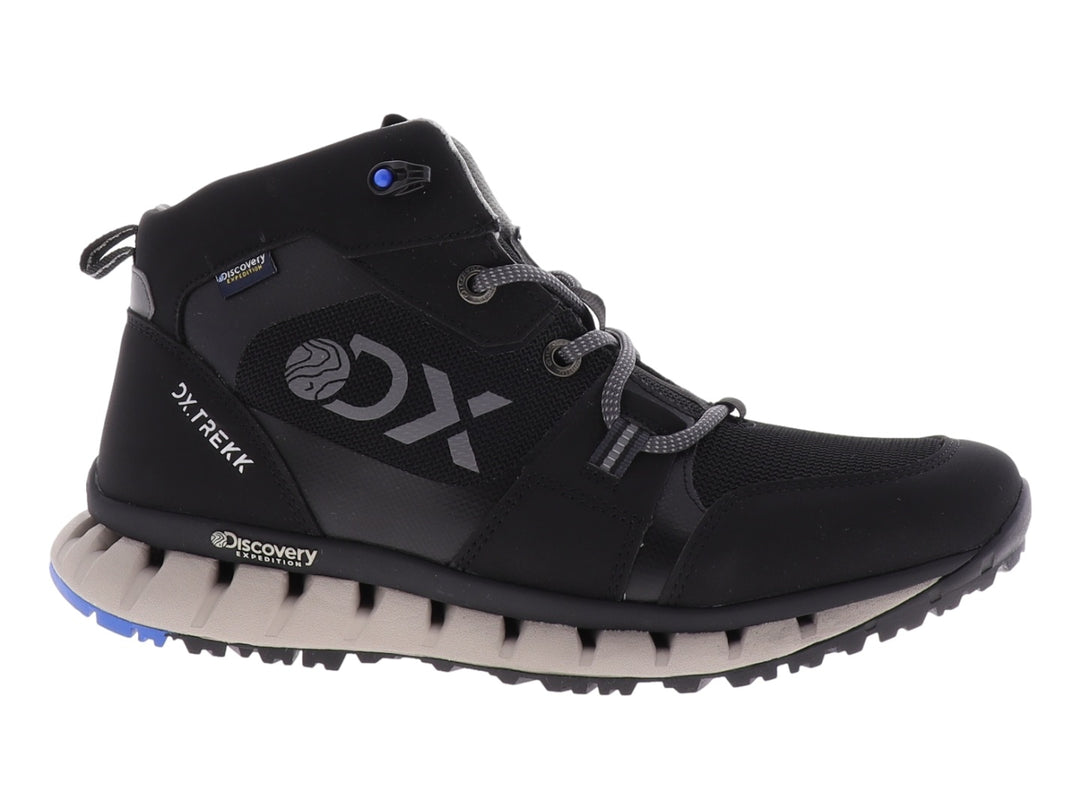 Bota deportiva Discovery color negro con suela gris y detalles azules para hombre.