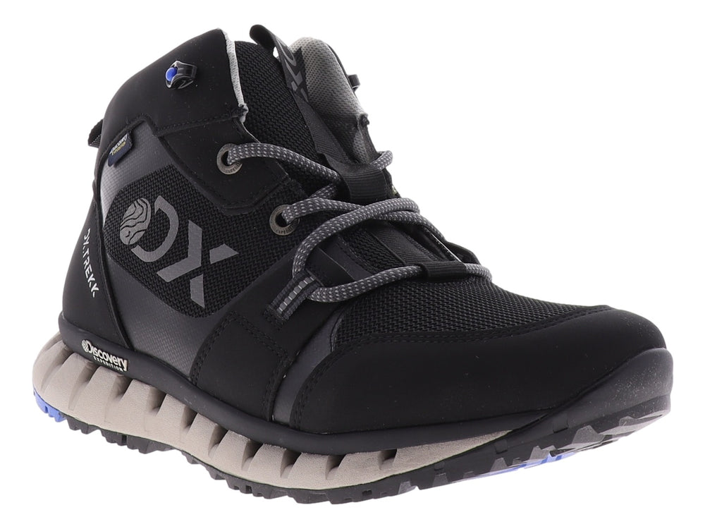 Bota deportiva Discovery color negro con suela gris y detalles azules para hombre.