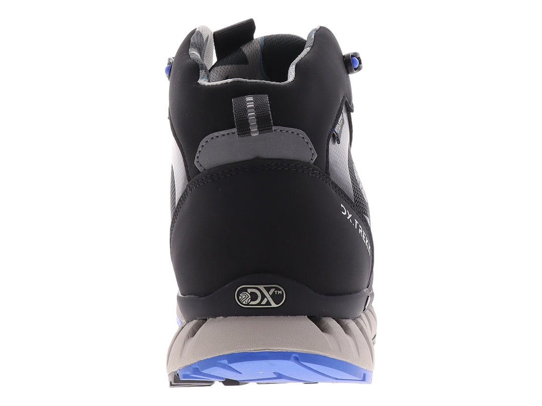 Bota deportiva Discovery color negro con suela gris y detalles azules para hombre.