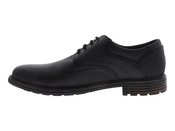 Zapato casual negro para hombre con cordones y suela en color camel.