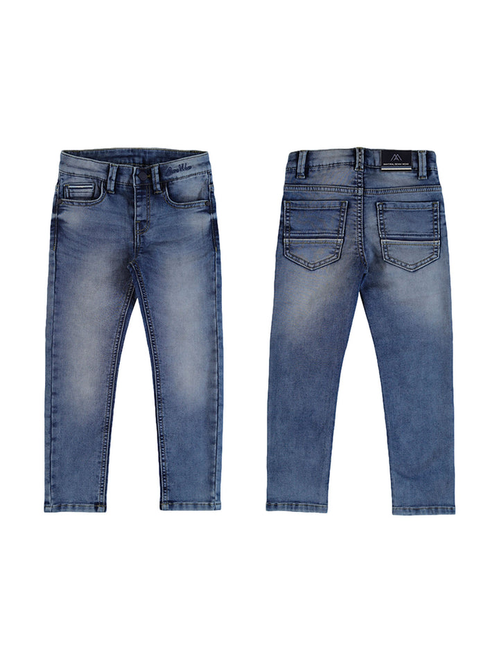 Pantalones vaqueros azules para niño de la marca Mayoral, vista frontal y posterior.