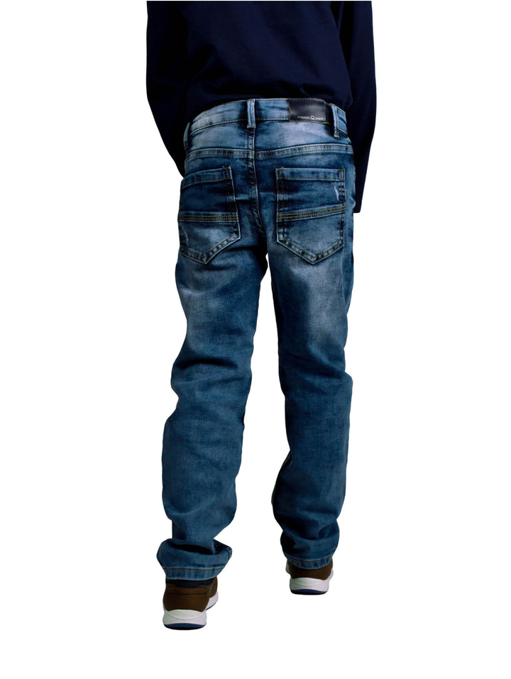 Pantalones vaqueros azules para niño de la marca Mayoral, vista frontal y posterior.
