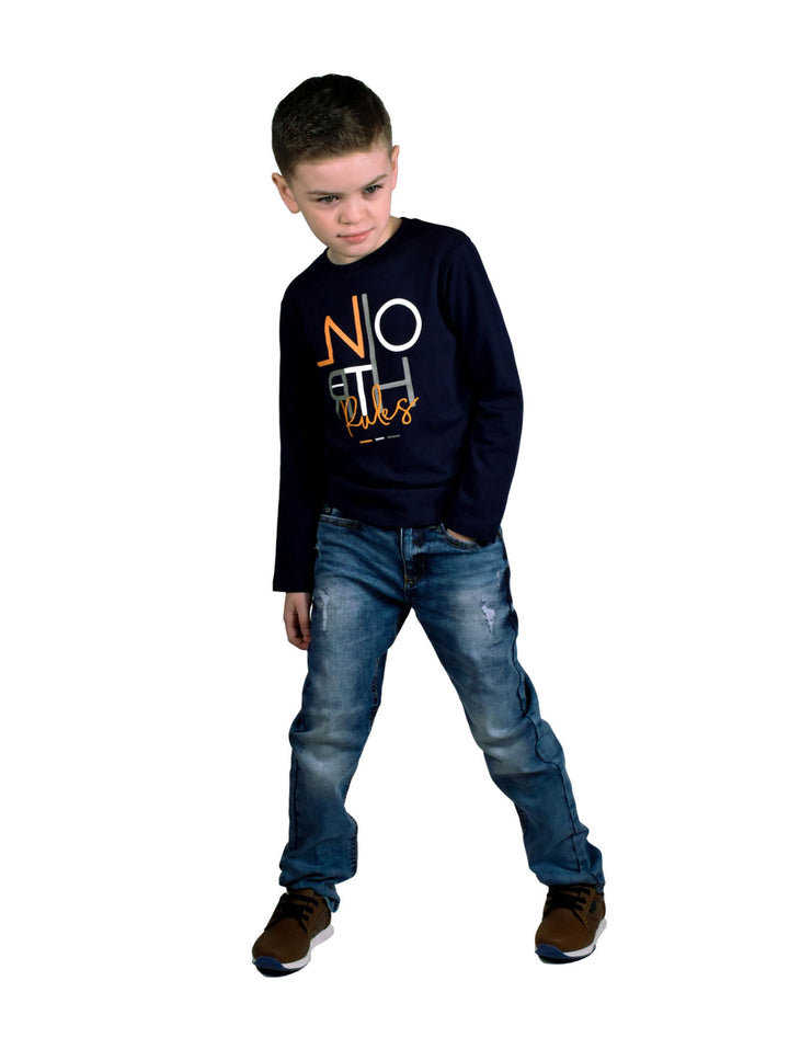 Pantalones vaqueros azules para niño de la marca Mayoral, vista frontal y posterior.