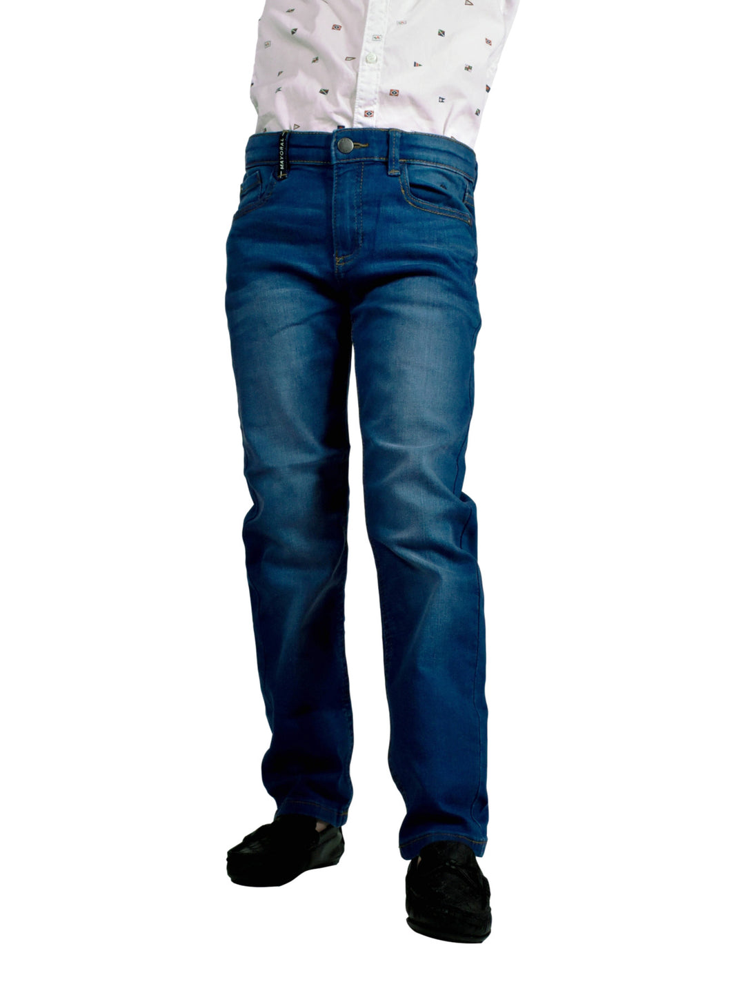 Pantalones jeans básicos de color azul para niño de la marca Mayoral.