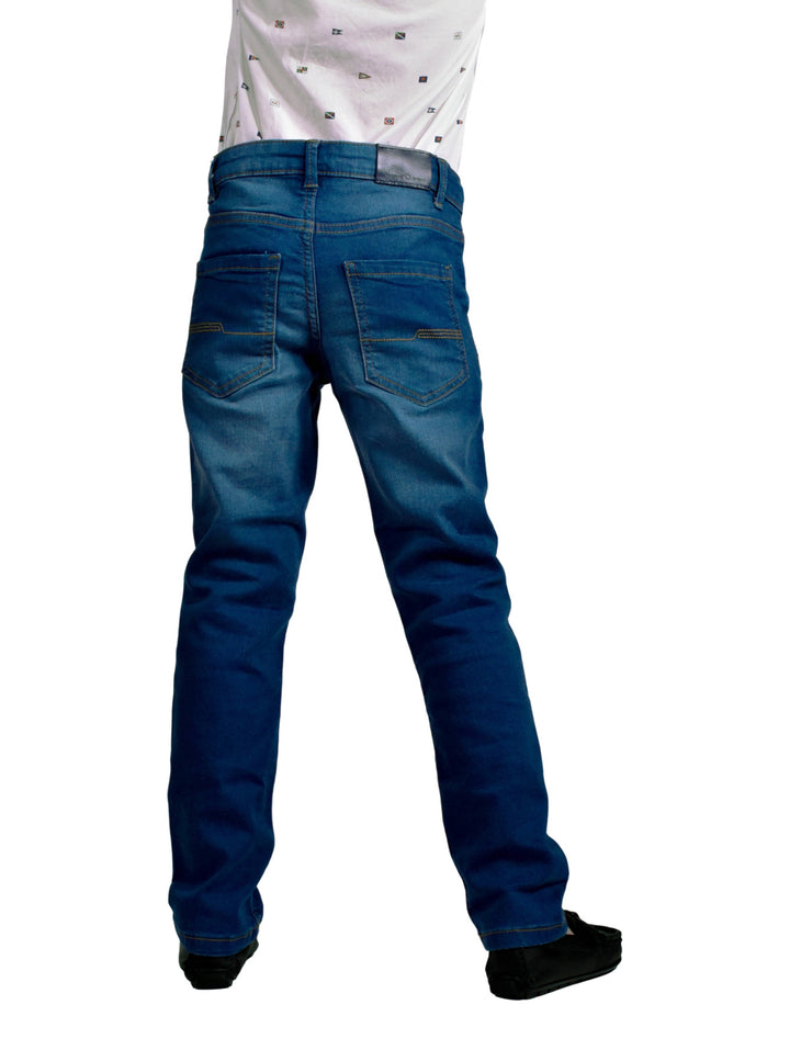 Pantalones jeans básicos de color azul para niño de la marca Mayoral.