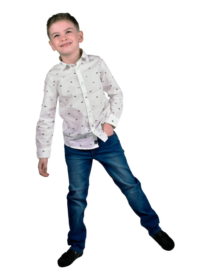 Pantalones jeans básicos de color azul para niño de la marca Mayoral.