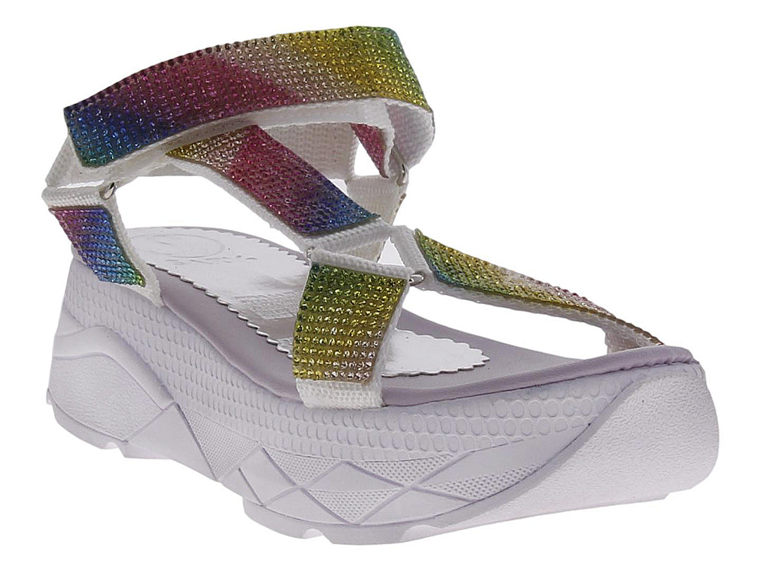 Sandalia de piso blanca para mujer con tiras brillantes en colores arcoíris.