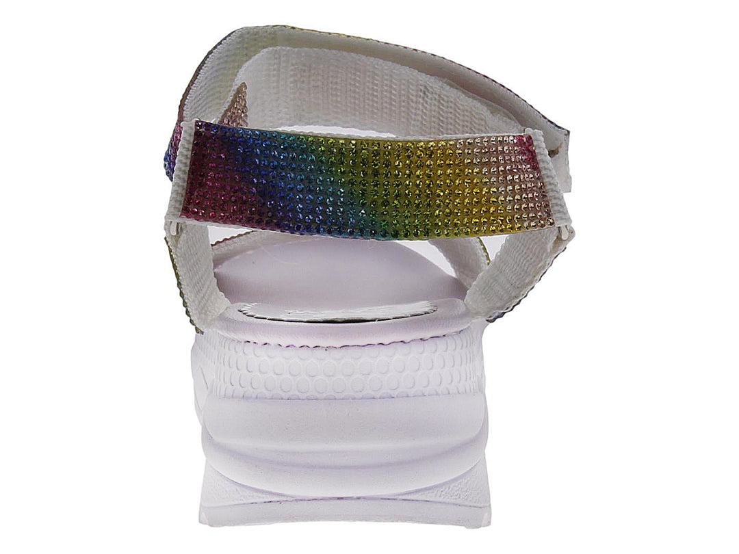 Sandalia de piso blanca para mujer con tiras brillantes en colores arcoíris.