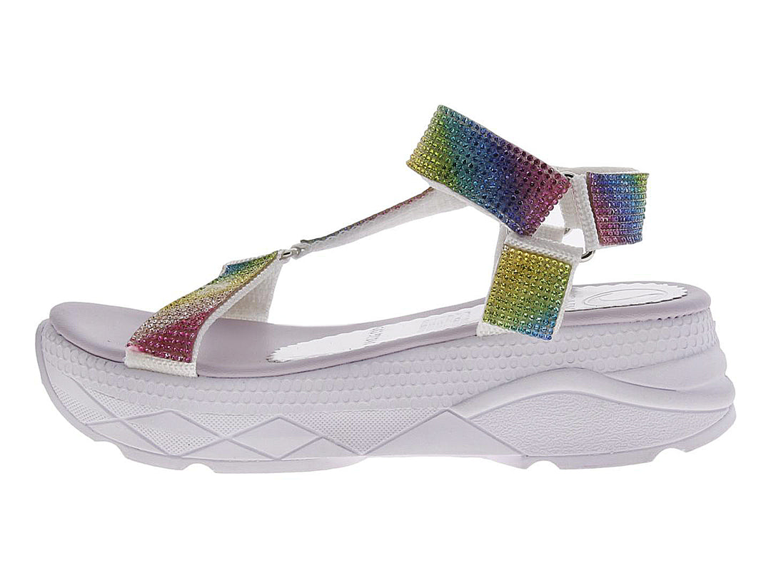 Sandalia de piso blanca para mujer con tiras brillantes en colores arcoíris.