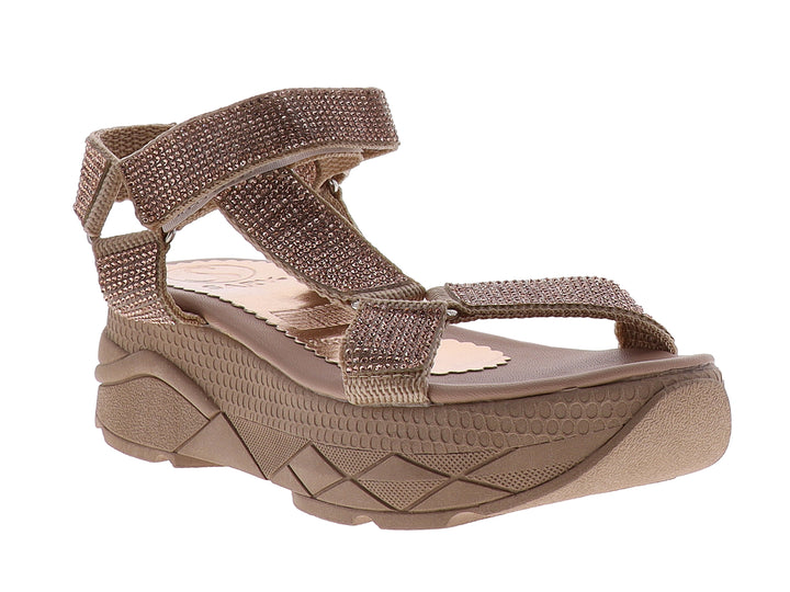 Sandalia de plataforma color camel y oro rosado con tiras brillantes y suela texturizada.