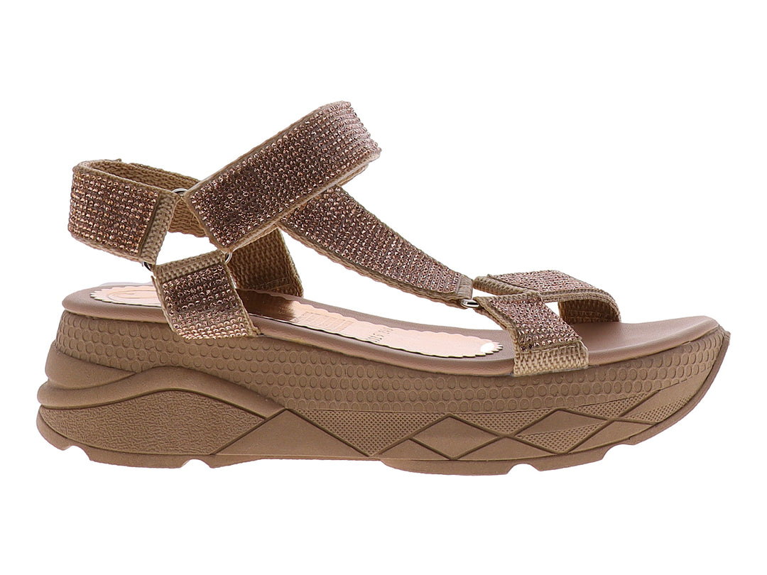 Sandalia de plataforma color camel y oro rosado con tiras brillantes y suela texturizada.