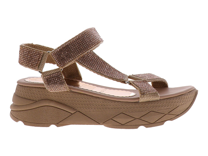 Sandalia de plataforma color camel y oro rosado con tiras brillantes y suela texturizada.