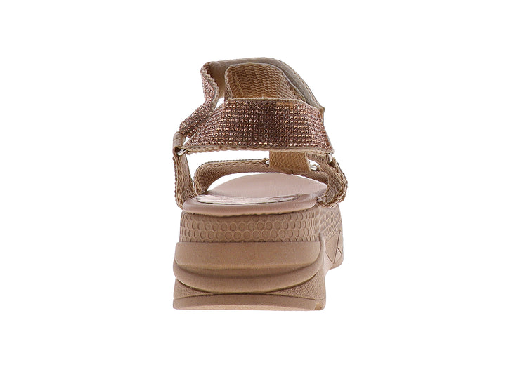 Sandalia de plataforma color camel y oro rosado con tiras brillantes y suela texturizada.