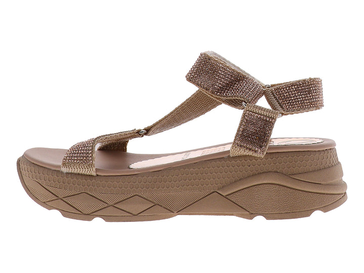 Sandalia de plataforma color camel y oro rosado con tiras brillantes y suela texturizada.