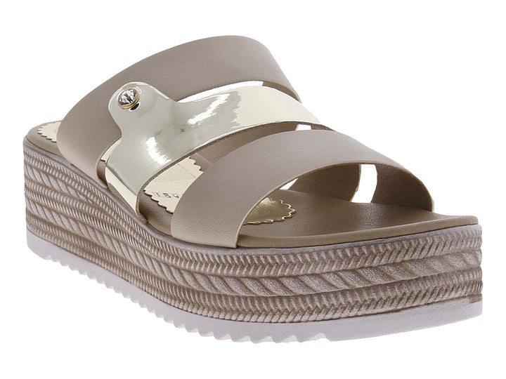 Sandalia de plataforma color oro con tira metálica y suela tejida.