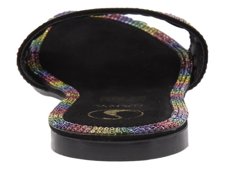 Sandalia negra para mujer con tiras horizontales multicolores brillantes.