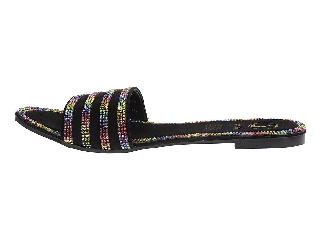 Sandalia negra para mujer con tiras horizontales multicolores brillantes.