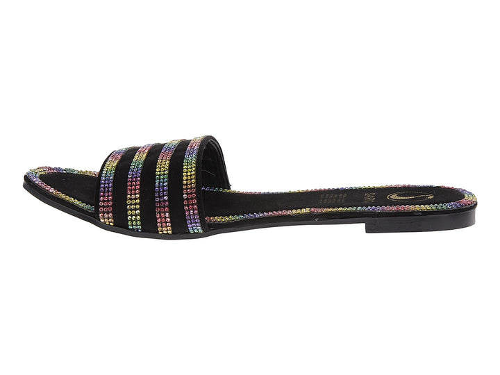 Sandalia negra para mujer con tiras horizontales multicolores brillantes.