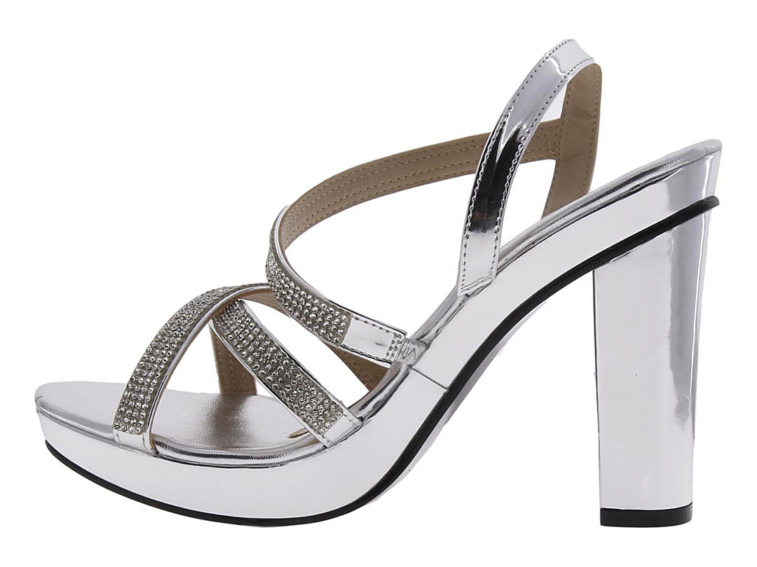 Sandalia formal de mujer color plata con tacón grueso, plataforma y tiras decoradas con brillo.