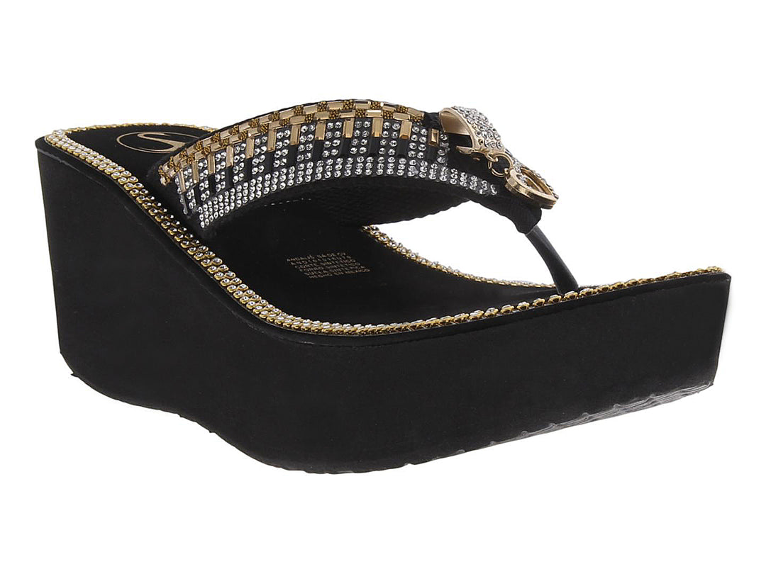 Sandalia playera negra de plataforma con correa decorada con brillantes y borde dorado.