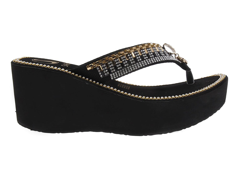 Sandalia playera negra de plataforma con correa decorada con brillantes y borde dorado.