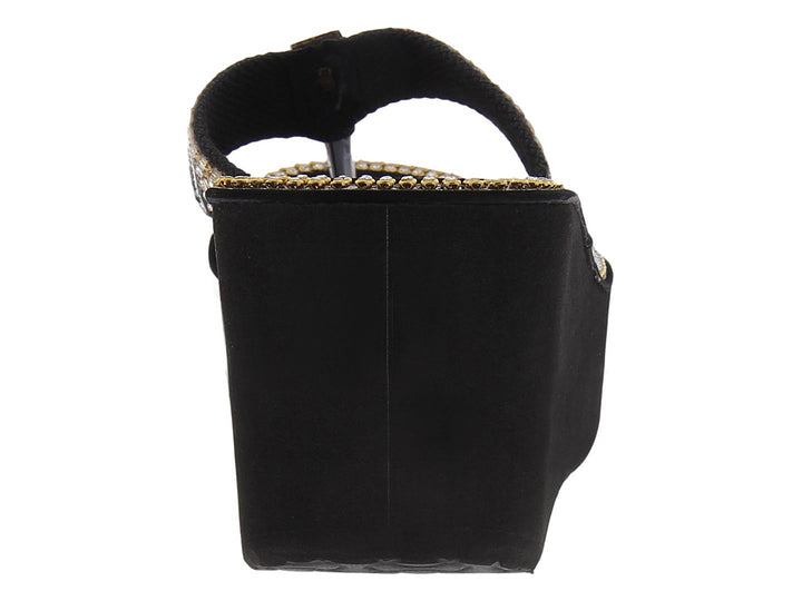Sandalia playera negra de plataforma con correa decorada con brillantes y borde dorado.