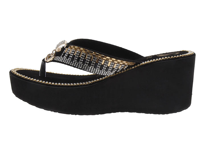 Sandalia playera negra de plataforma con correa decorada con brillantes y borde dorado.