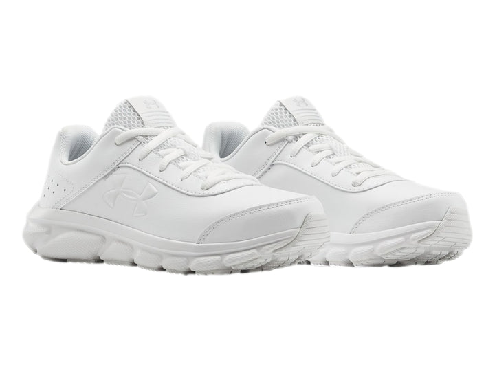 Tenis deportivos Under Armour de color blanco total con suela blanca y logotipo lateral.