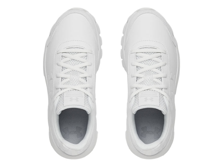 Tenis deportivos Under Armour de color blanco total con suela blanca y logotipo lateral.