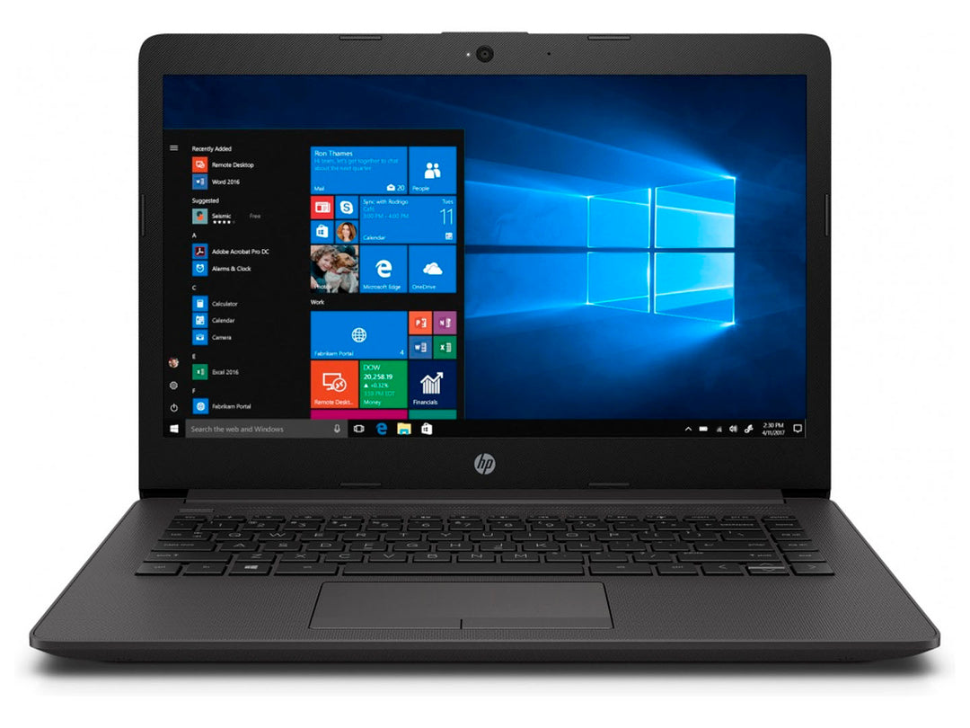 Laptop HP 245 G7 de color negro con pantalla encendida mostrando el escritorio de Windows.