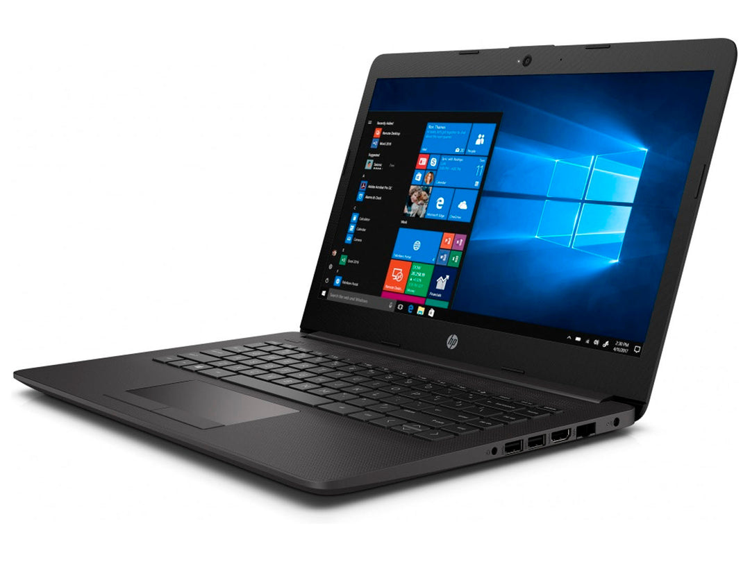 Laptop HP 245 G7 de color negro con pantalla encendida mostrando el escritorio de Windows.