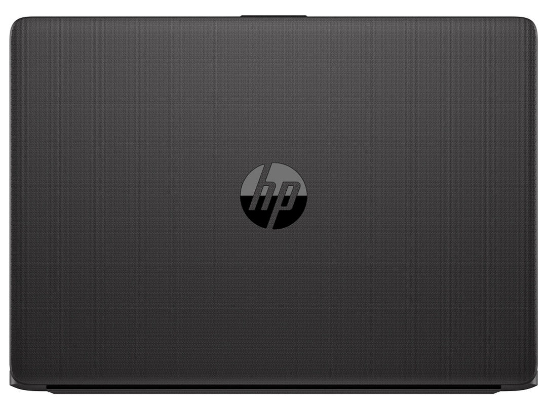 Laptop HP 245 G7 de color negro con pantalla encendida mostrando el escritorio de Windows.
