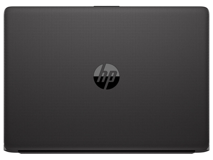 Laptop HP 245 G7 de color negro con pantalla encendida mostrando el escritorio de Windows.