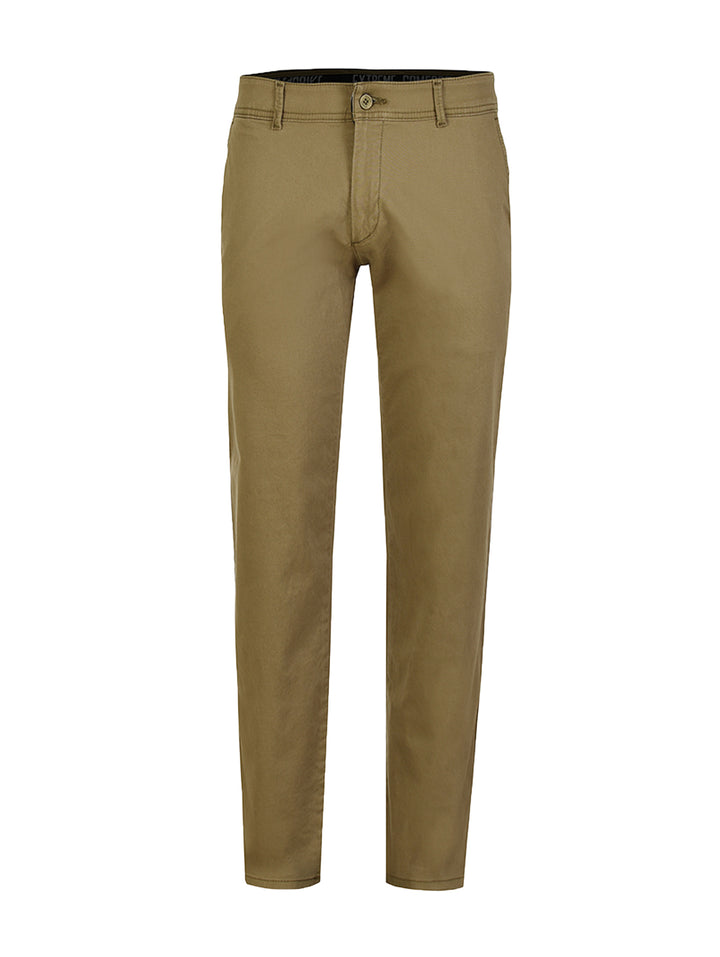 Pantalón Wrangler Basic color olivo, corte recto y estilo casual.