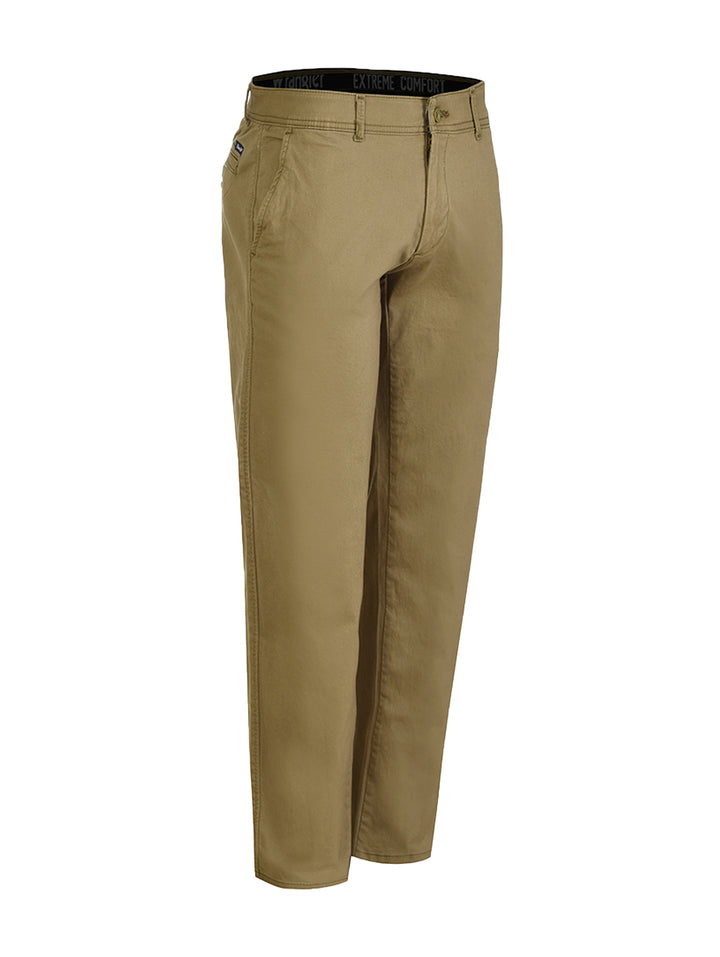 Pantalón Wrangler Basic color olivo, corte recto y estilo casual.